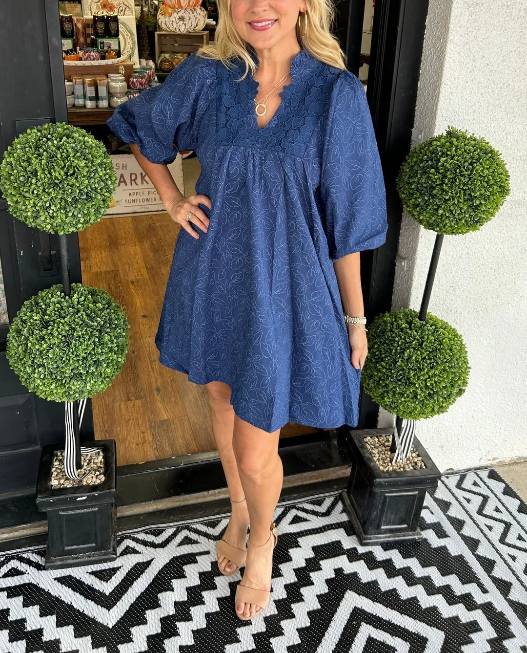 Tesia - Robe Jacquard Courte avec Manches Bouffantes